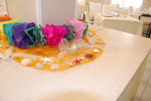 - une table avec un plateau de différents types de nourriture dans l'établissement Hotel Cristall, à San Benedetto del Tronto