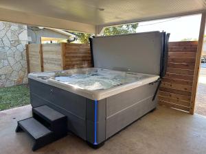 Ảnh trong thư viện ảnh của Bell Haus - Jacuzzi Tub Fire Pit Walk to Main St ở Fredericksburg