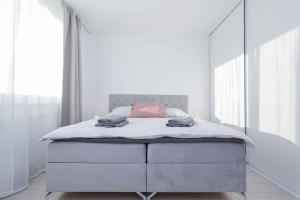 Кровать или кровати в номере Apartment near Airport - Balcony & Free Parking