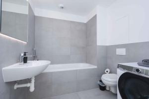 Ванная комната в Apartment near Airport - Balcony & Free Parking +17 фотографий