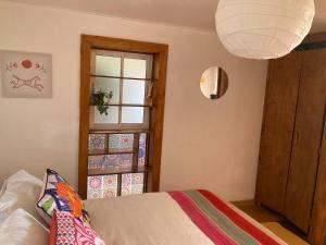 En eller flere senge i et værelse på Casita Equipada Cerro Bellavista + 40 billeder