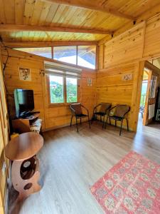 TV a/nebo společenská místnost v ubytování Cabaña Caracolí. Tranquilidad vía a la laguna