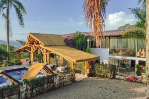 拉维加Finca El Fin del Afán - La Vega的一座带屋顶游泳池的房子