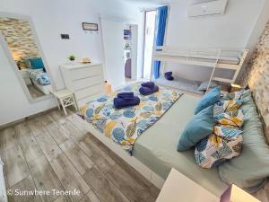 un dormitorio con una cama y una litera en Sunwhere Colon II apartment - Playa De Las Américas, en Arona 23 fotos más