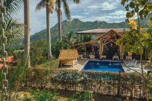 拉维加Finca El Fin del Afán - La Vega的一座带游泳池和山脉的度假村