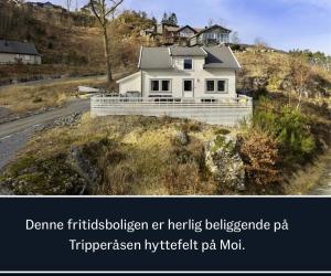 een huis bovenop een heuvel bij Feriehus Tripperåsen Moi 