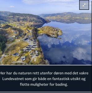 een eiland in een waterlichaam bij Feriehus Tripperåsen Moi 