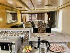 una cocina con una barra con un bol de fruta en Grand Tranquil Views, en Lobamba