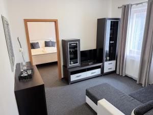 Μια τηλεόραση ή/και κέντρο ψυχαγωγίας στο Hotel Gader a reštaurácia RaMarti