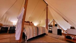 Ένα ή περισσότερα κρεβάτια σε δωμάτιο στο Mirador Springs Retreat - Supa Luxe Glamping