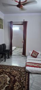 een woonkamer met een bed en een plafond bij Raghuvar Vilas in Varanasi