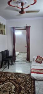 een woonkamer met een bank en een plafond bij Raghuvar Vilas in Varanasi