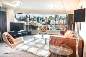 悉尼Luxury Bay View Darling Harbour Free Parking的可以看到城市景观的客厅