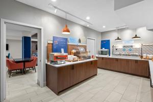 Kuchyň nebo kuchyňský kout v ubytování Holiday Inn Express Ogden by IHG