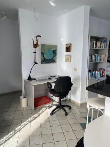 a office with a desk and a chair in a room at Villa Los Ojos in Charco del Palo