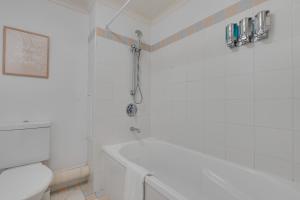 Koupelna v ubytování 1 BR in Gold Coast City Center with Balcony Views + 31 fotografií