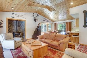 a living room with a couch and a table at 7 Mi to Northstar Resort Tahoe Vista Family Cabin in Tahoe Vista