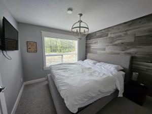 Postel nebo postele na pokoji v ubytování White-Tail Hollow - 309 - 1105 Henry Rd