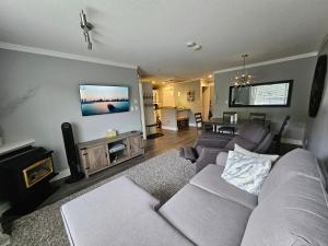 TV a/nebo společenská místnost v ubytování White-Tail Hollow - 309 - 1105 Henry Rd