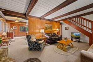 TV a/nebo společenská místnost v ubytování Cabin #10