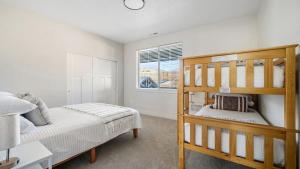 una camera da letto con due letti a castello e una finestra di Cozy Swiss Condo -King Bed, Sleeps 6, Free Blanket a Midway