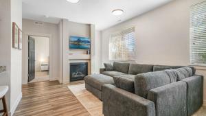 un soggiorno con divano e camino di Cozy Swiss Condo -King Bed, Sleeps 6, Free Blanket a Midway