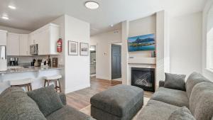 un soggiorno con divano e camino di Cozy Swiss Condo -King Bed, Sleeps 6, Free Blanket a Midway Altre 17 foto