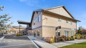 un grande condominio su una strada di Cozy Swiss Condo -King Bed, Sleeps 6, Free Blanket a Midway