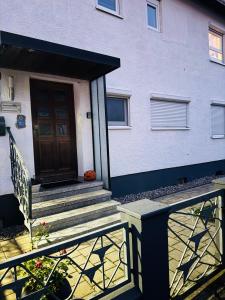 een voordeur van een huis met een veranda bij FeWo Im Drosselnest in Hechingen