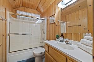 Koupelna v ubytování Cabin #4 + 25 fotografií