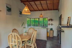 拉维加Finca El Fin del Afán - La Vega的厨房兼餐厅，配有桌椅