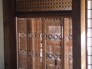 een houten deur met een raam met een poort bij BoBuchi in Ichihara