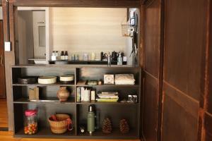 een boekenplank met gerechten en andere producten erop bij BoBuchi in Ichihara