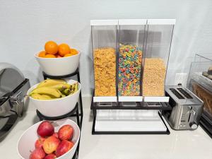 een uitstalling van granen en fruit op een tafel bij Baymont by Wyndham Athens, TN in Athens +17 foto's