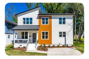 ein Haus mit Orange und Weiß in der Unterkunft Brand New 3 Bed 3 Bath Modern Home in Downtown in Raleigh