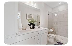 ein weißes Badezimmer mit Waschbecken und Toilette in der Unterkunft Brand New 3 Bed 3 Bath Modern Home in Downtown in Raleigh + 26 Fotos