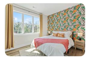 ein Schlafzimmer mit einem Bett mit Blumentapete in der Unterkunft Brand New 3 Bed 3 Bath Modern Home in Downtown in Raleigh