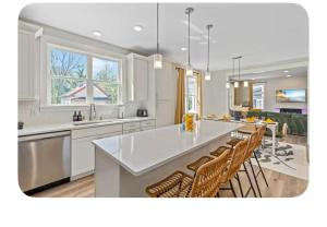 eine Küche mit einer großen weißen Arbeitsplatte und Stühlen in der Unterkunft Brand New 3 Bed 3 Bath Modern Home in Downtown in Raleigh