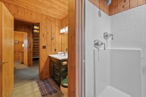 Koupelna v ubytování Cabin #5 + 25 fotografií
