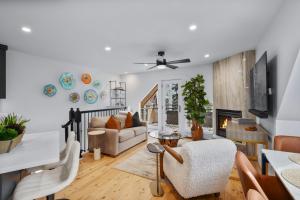Χώρος καθιστικού στο Aspen Townhouse West Unit 1, Fully Renovated and Steps from Downtown