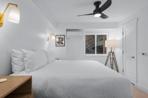 Ένα ή περισσότερα κρεβάτια σε δωμάτιο στο Aspen Townhouse West Unit 1, Fully Renovated and Steps from Downtown