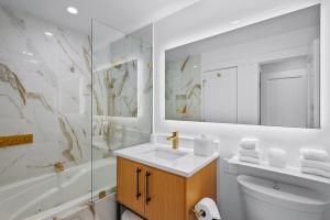 Ένα μπάνιο στο Aspen Townhouse West Unit 1, Fully Renovated and Steps from Downtown +8 φωτογραφίες