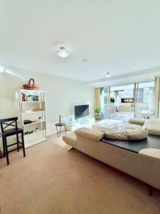 Кровать или кровати в номере City Huge Terrace Pool-spa-gym Free Parking