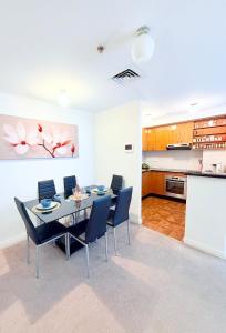 Кухня или мини-кухня в City Huge Terrace Pool-spa-gym Free Parking
 +26 фотографий