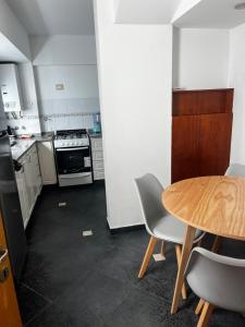 Kuchyň nebo kuchyňský kout v ubytování Balashi + 12 fotografií