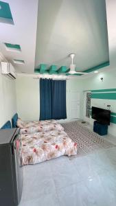 a bedroom with a bed in the middle of it at غرف نوم في الخوض in Ḩayl Āl ‘Umayr