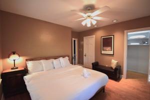 Voodi või voodid majutusasutuse Charming and spacious family home in Wash Park toas