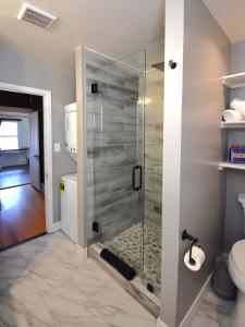 Vannituba majutusasutuses Charming and spacious family home in Wash Park +15 fotot