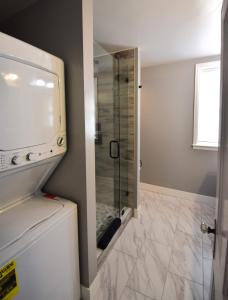 Vannituba majutusasutuses Charming and spacious family home in Wash Park