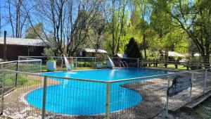 una piscina con una valla alrededor en Cabañas Aguas Claras, en Pinto